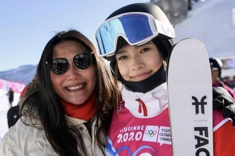 Eileen Gu with her mother Yan Gu (left) | The Strait Times