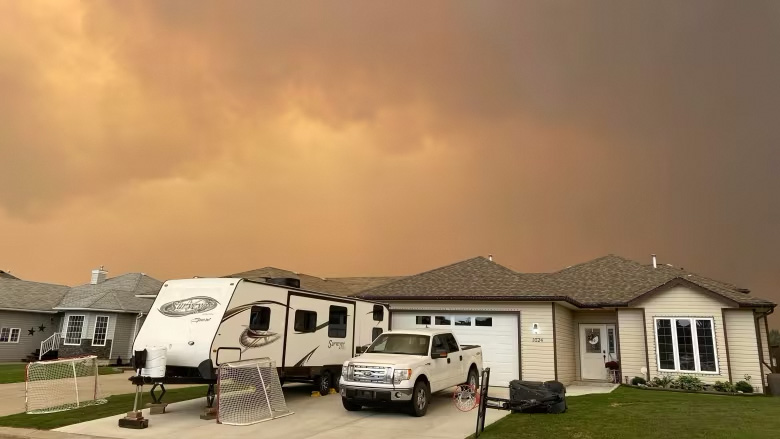 Smoke-filled skies in Edson on the evening of June 9, 2023, just before an evacuation order was issued for the town | Nicki Frison | CBC
