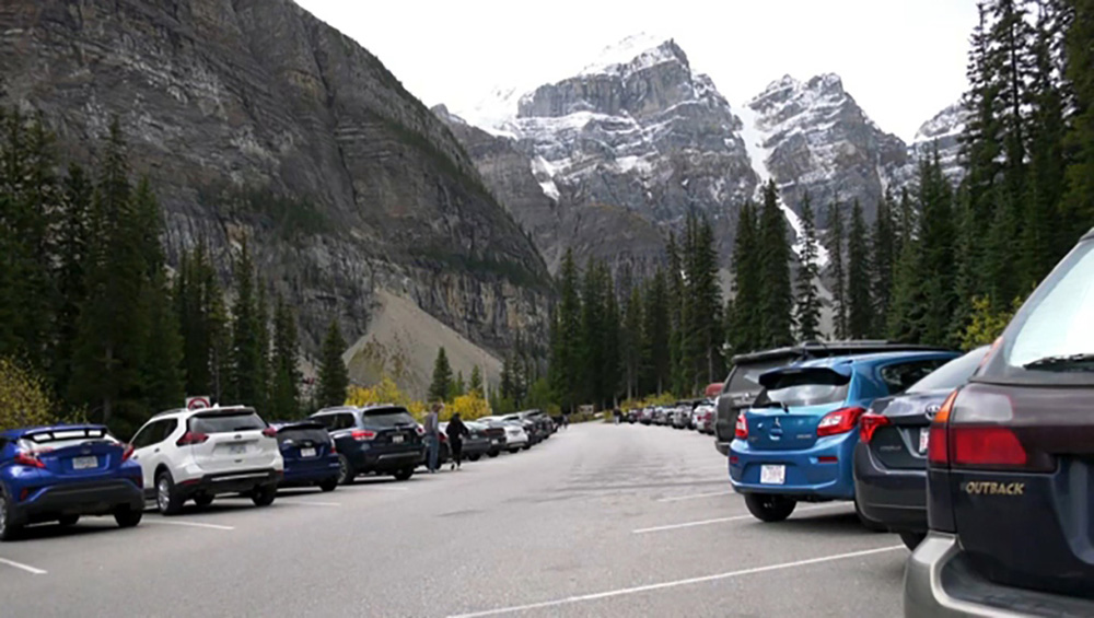 The packed parking lot at Moraine Lake | CTV News