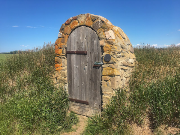 The entry doorway to the Sunnyslope Sandstone Shelter | Westofthefifthmeridian
